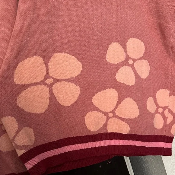 Elegant Floral Cardigan in Pink and Burgundy - Picture 3 of 4